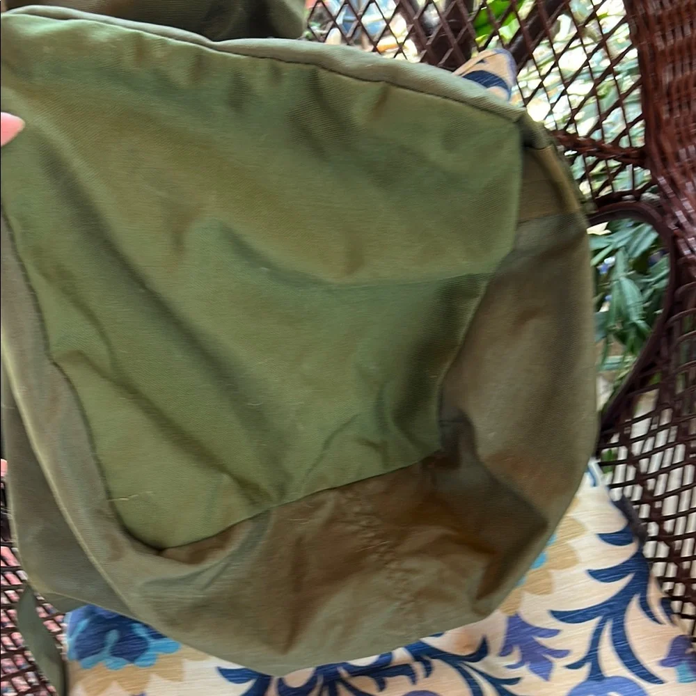 Duffle Bag; Armed Services; Green; with Shoulder Straps; in Excellent Condition